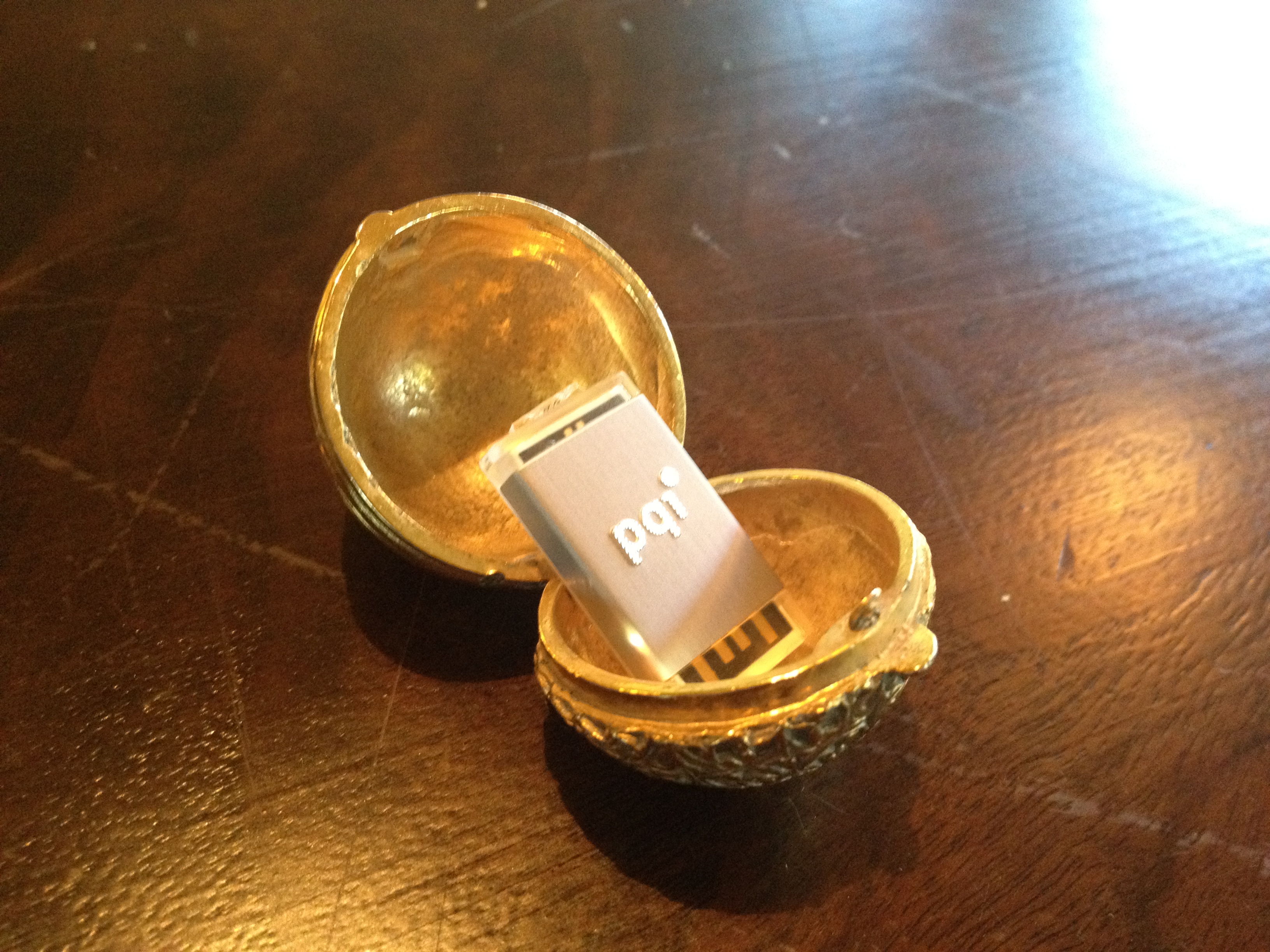 The snitch, open with the USB flash drive